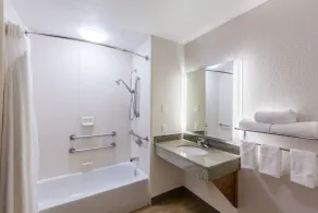 Holiday Inn Express & Suites Tulsa S Broken Arrow Hwy 51 by IHG - Salle de bain