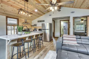Fish Sam Rayburn! Secluded Cabin w/ Deck & Grill - Innenbereich