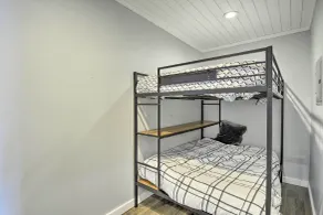 Lakefront Bremerton Vacation Rental w/ Deck! - Chambre