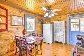 Lovely Flat Rock Cabin From 1905 w/ Fireplace - Interiør