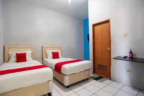 RedDoorz near Margonda Raya - Room