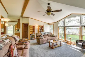Portage Lake Home w/ Boat Dock, Yard & Fire Pit - Innvendig