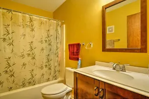 Wooded Twin Lakes Retreat: 13 Mi to Lake Michigan! - Interiör
