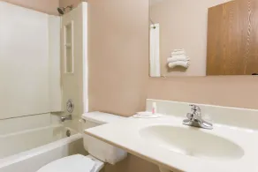 Super 8 by Wyndham Austin MN - Bathroom