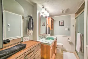 Stunning Evergreen Chalet w/ Private Hot Tub! - Bad