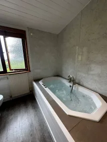 Ferienhaus mit Garten und Whirlpool | Gartenblick - Badezimmer