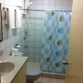 RedDoorz @ Tondaligan Beach Hotel - Bathroom