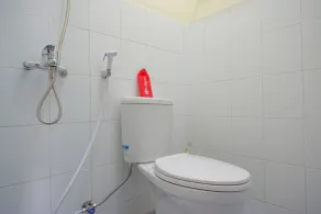 RedDoorz near GOR Satria 3 - Bathroom