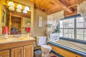 Serene Cabin in the Smokies w/ 2 Decks & Hot Tub! - Interiør