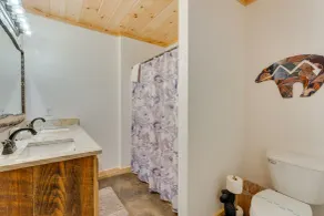 Gorgeous Murphy Cabin w/ Large Deck: 2 Mi to Dtwn! - Badrum