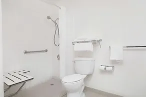 Howard Johnson by Wyndham Torrance - Bathroom