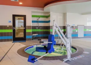 Holiday Inn Express & Suites Eureka by IHG - Piscina
