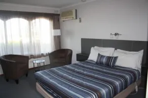 Raglan Motor Inn - Room