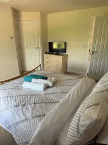 Comfortable 5-Guests Abode - In Quiet Village - Room