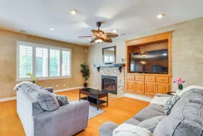 5 Mi to Dtwn Modesto: Family Home w/ Patio! - Interior