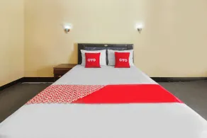 Capital O 93391 Golden Manggis Hotel Near SMKN 1 Lingsar - Habitación