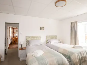 Ty Hir - Room