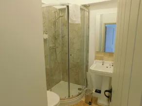 Middletown Farmhouse B&B - Bathroom