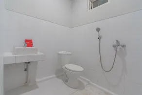 RedDoorz Plus at Bukit Cinta Street Balikpapan - Bathroom