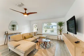 Nokomis Home w/ Screened Pool, 3 Mi to Beaches! - Innenbereich