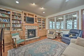 Lake Michigan Waterfront Home: 1 Mile to Downtown! - Interiör