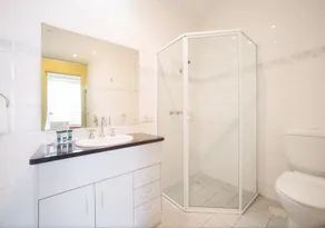 Franklin Apartments - Bathroom