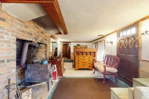 Spacious & Historic Plainfield Home w/ Yard! - Innvendig