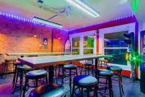 Lucky D's Youth and Traveler's Hostel - Restaurant