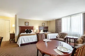 Clarion Collection Hotel Arlington Court Suites - Room