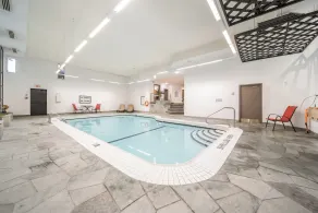 Ramada Plaza by Wyndham Niagara Falls - Piscine