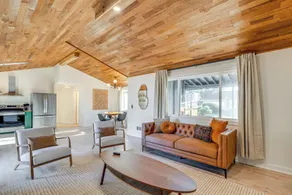 Modern Oregon Cottage w/ Hot Tub: Walk to Beach! - Intérieur