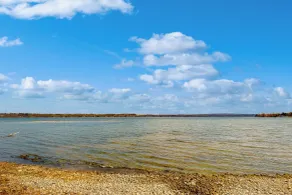 Lakefront 4BR w/ Stunning Views, Dock & Porch - Innenbereich