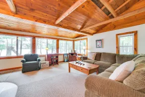 Steps to Lakefront: Dog-friendly Cabin in Levering - Interiör