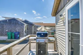 Cozy Hampton Cottage - Walk to Beaches & Marina! - Interior