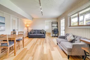 Walk to Poplar Beach: Cozy Coastal Getaway w/ Yard - Intérieur