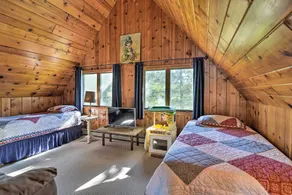 Lakefront Bellaire Getaway w/ Kayaks, Dock & Grill - Interiør