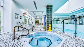 Executive 2BR 2BATH Condo with Lakeview Steps from SQ1 - Piscina