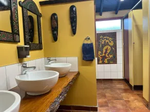 Global Village Travellers Lodge - Baño