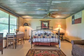 On 60-Acre Farm w/ Pond: Charming Carmine Studio! - Værelse