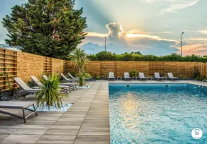L'Initial - Pool