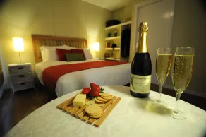 Gisborne Peak Guest House - Charming Retreat | Vineyard Stay Macedon Ranges - Room
