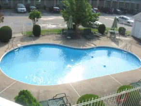 Super 8 by Wyndham Windsor/Dougall - Piscine