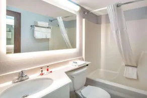 Howard Johnson by Wyndham Lexington - Salle de bain
