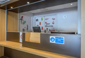 B&B HOTEL Nîmes Ville Active, parking sécurisé gratuit - Réception