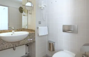Lindner Hotel Dusseldorf Airport, part of JdV by Hyatt - Salle de bain