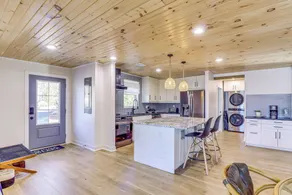 Modern Buckeye Lake Retreat: Game Room & Fire Pit! - Innvendig