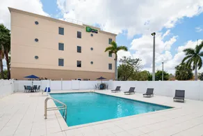 Holiday Inn Express & Suites Boynton Beach by IHG - Piscine