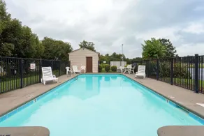 Days Inn by Wyndham Clinton - Pool
