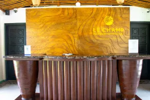 Le Champ Tu Le - Reception