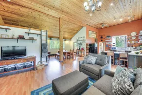 Rustic & Modern Home w/ Forest Views in Newport! - Interiør